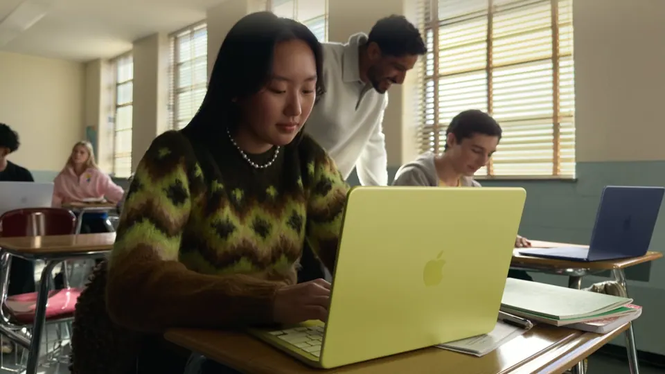 Học sinh dùng MacBook Neo màu vàng Citrus trong lớp học