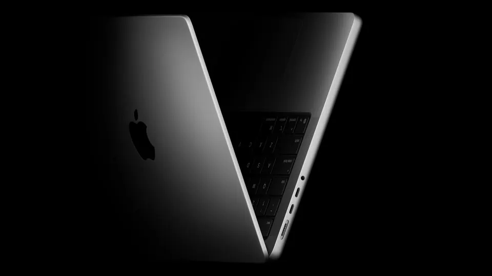 MacBook Pro chip M5 màu Space Black nhìn nghiêng từ phía sau