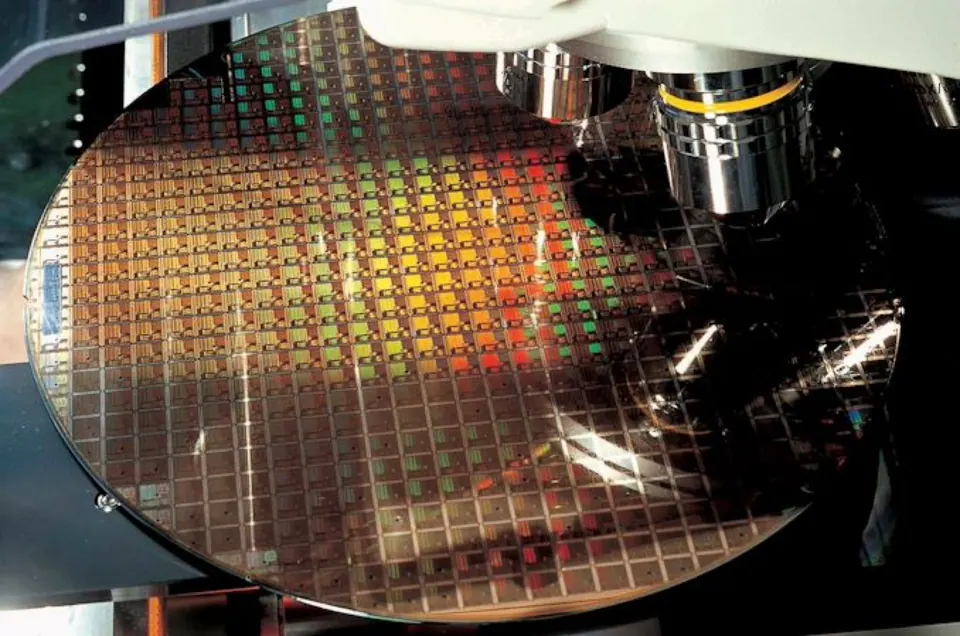 Kỹ sư kiểm tra tấm wafer bán dẫn trong nhà máy sản xuất chip