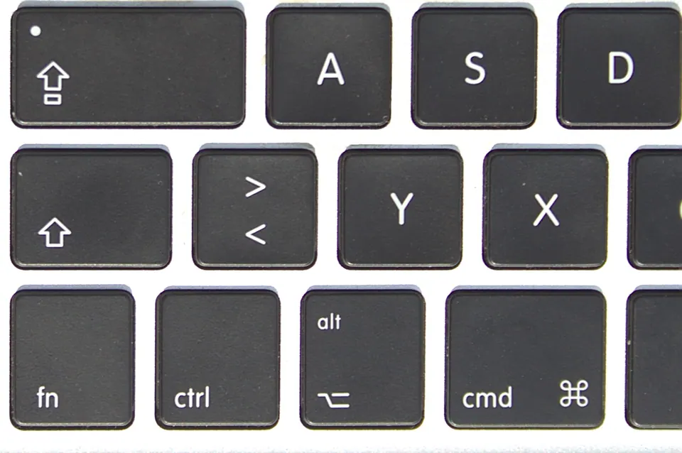 Cận cảnh các phím bổ trợ trên bàn phím Apple: fn, ctrl, alt/option, cmd