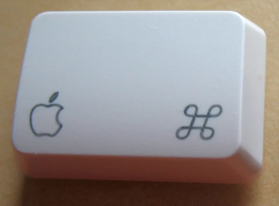 Phím Command có ký hiệu ⌘ và logo Apple trên bàn phím Mac đời cũ
