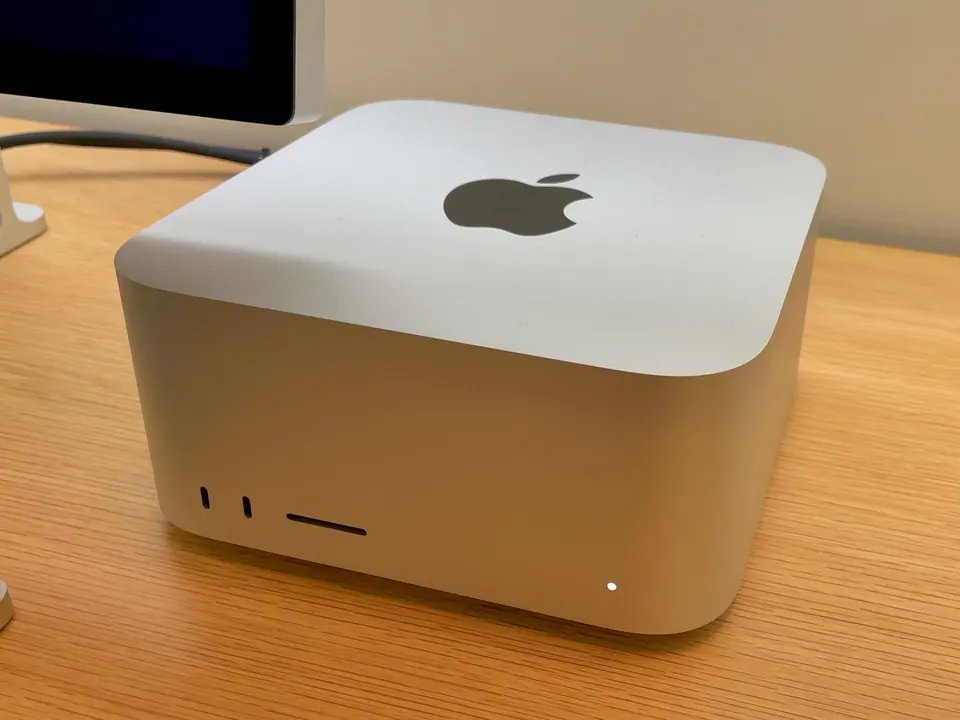 Mac Studio đặt trên bàn làm việc