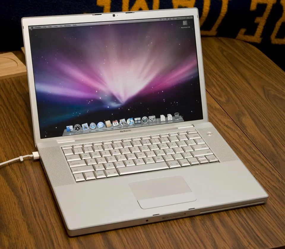 MacBook Pro nhôm nguyên khối đời chạy chip Intel