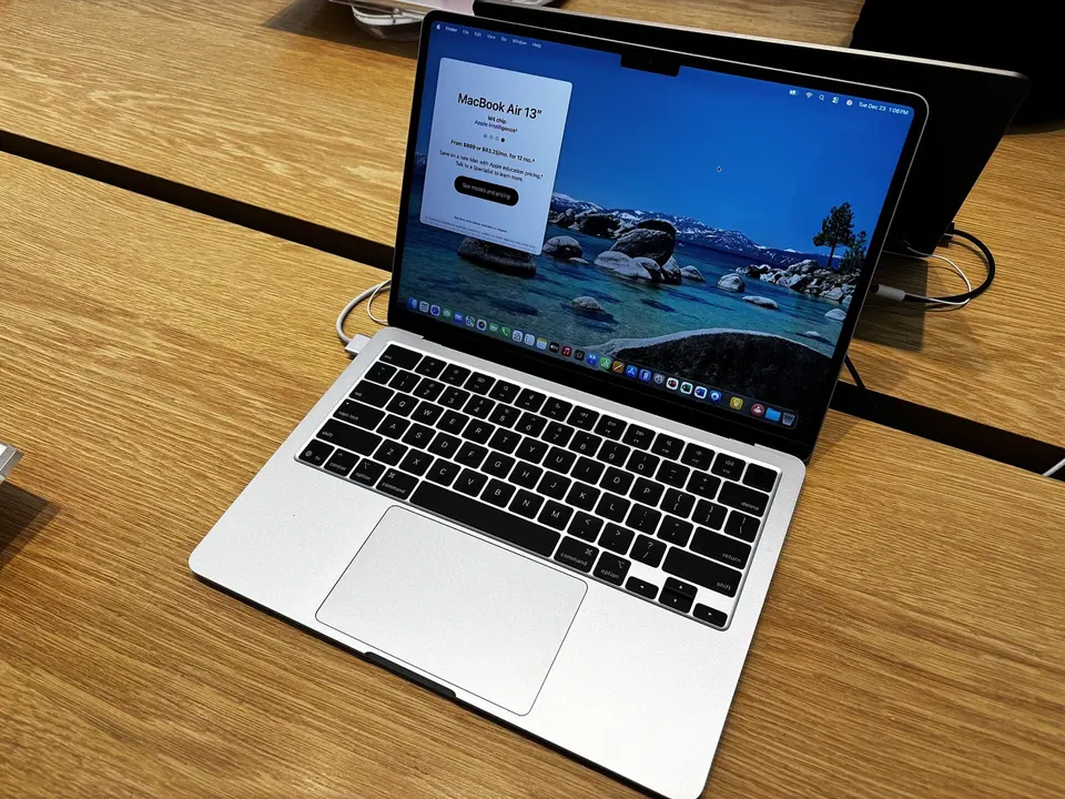 MacBook Air 13 inch M4 màu bạc trưng bày trên bàn