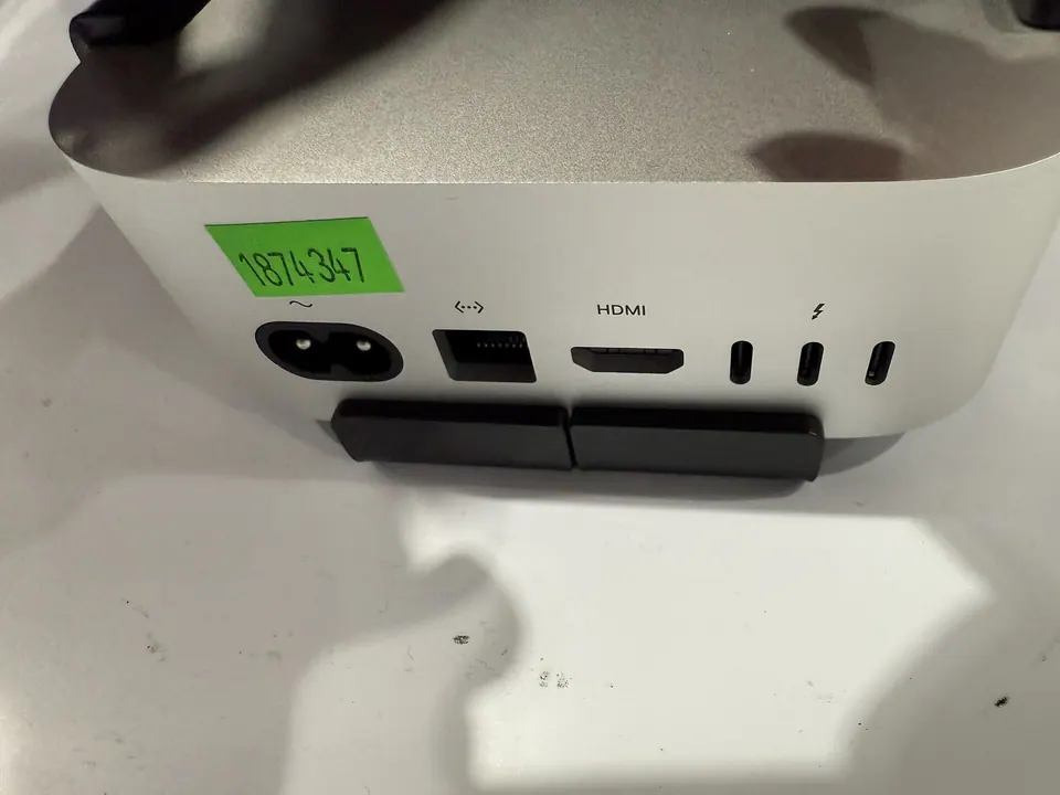 Mặt sau Mac mini M4 với cổng nguồn, Ethernet, HDMI và các cổng Thunderbolt