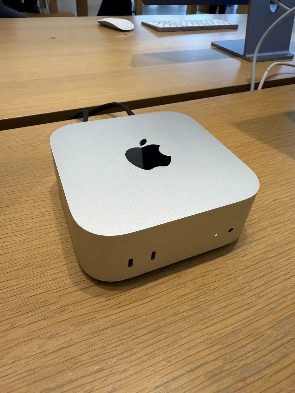 Mac mini M4 trưng bày tại cửa hàng
