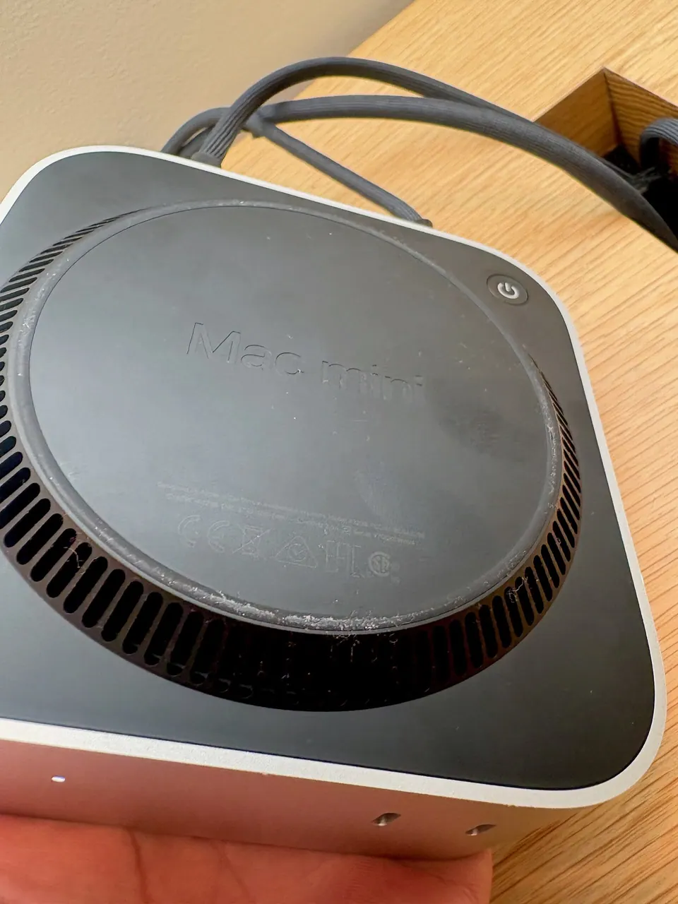 Mặt đáy Mac mini M4 với chân đế tản nhiệt tròn màu đen
