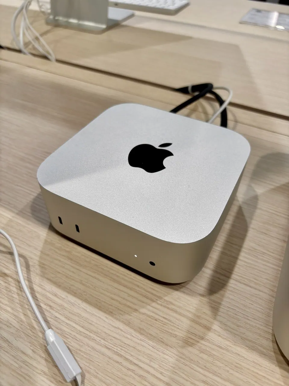 Mac mini M4 nhìn mặt trước với hai cổng USB-C và đèn nguồn