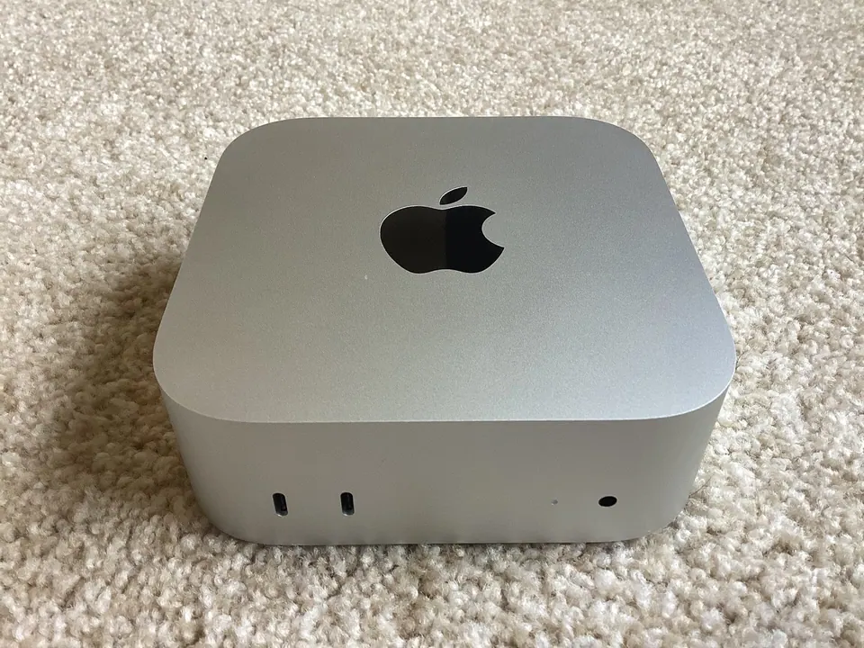 Mac mini M4 màu bạc đặt trên thảm