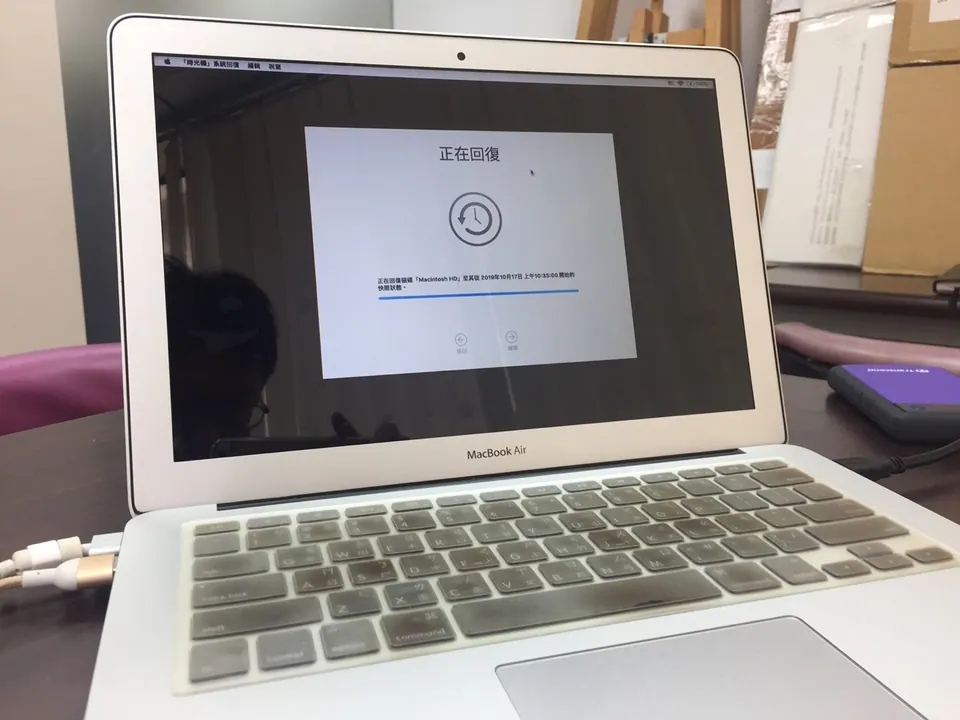 MacBook Air đang khôi phục dữ liệu từ bản sao lưu Time Machine