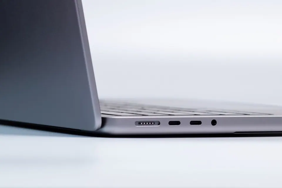 MacBook nhìn từ góc nghiêng thể hiện thiết kế mỏng nhẹ