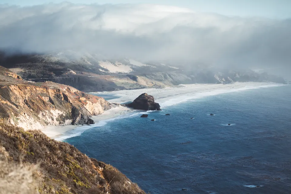 Bờ biển đá dựng đứng ở California