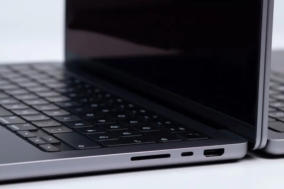 Cạnh máy MacBook Pro với các cổng kết nối