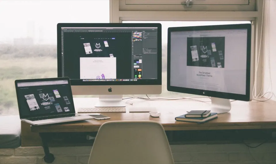Bàn làm việc với MacBook, iMac và màn hình rời