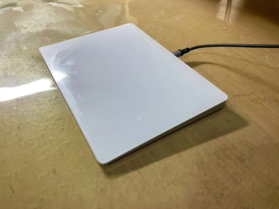 Magic Trackpad đang cắm cáp sạc ở cạnh sau