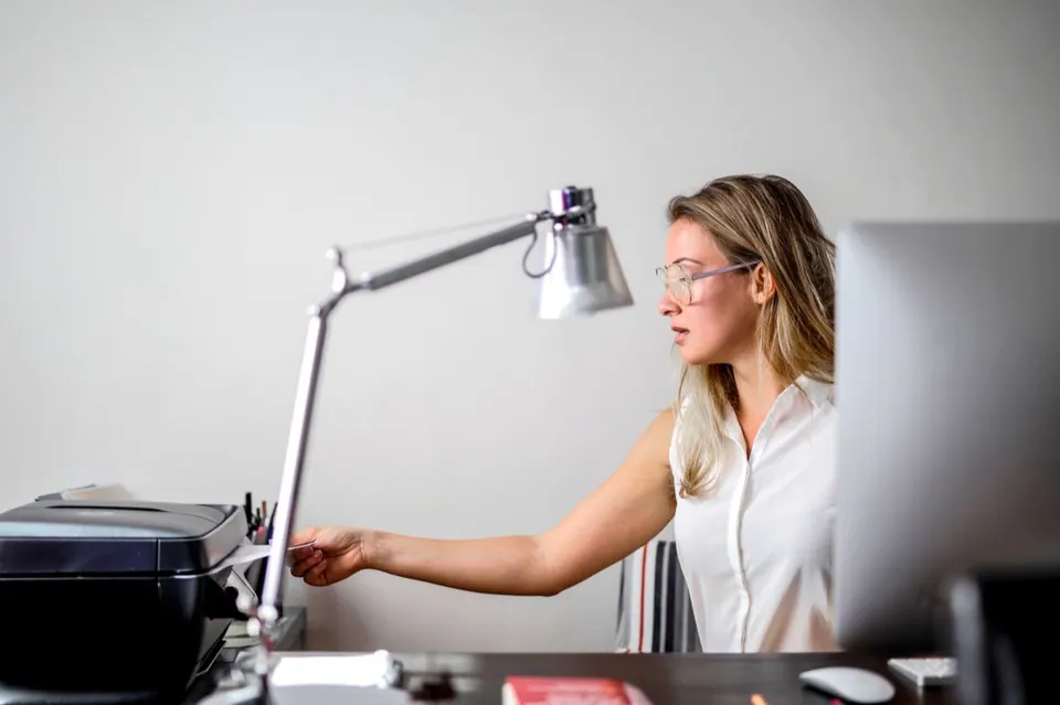 Gửi lệnh in hai mặt từ máy Mac tới máy in đặt cạnh bàn làm việc