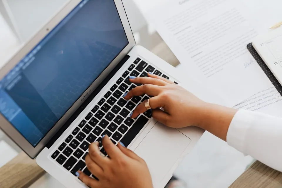 Soạn thảo tài liệu trên MacBook Air