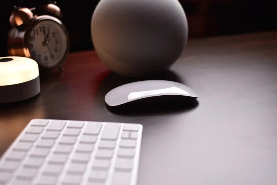 Magic Mouse và bàn phím không dây Apple trên bàn gỗ