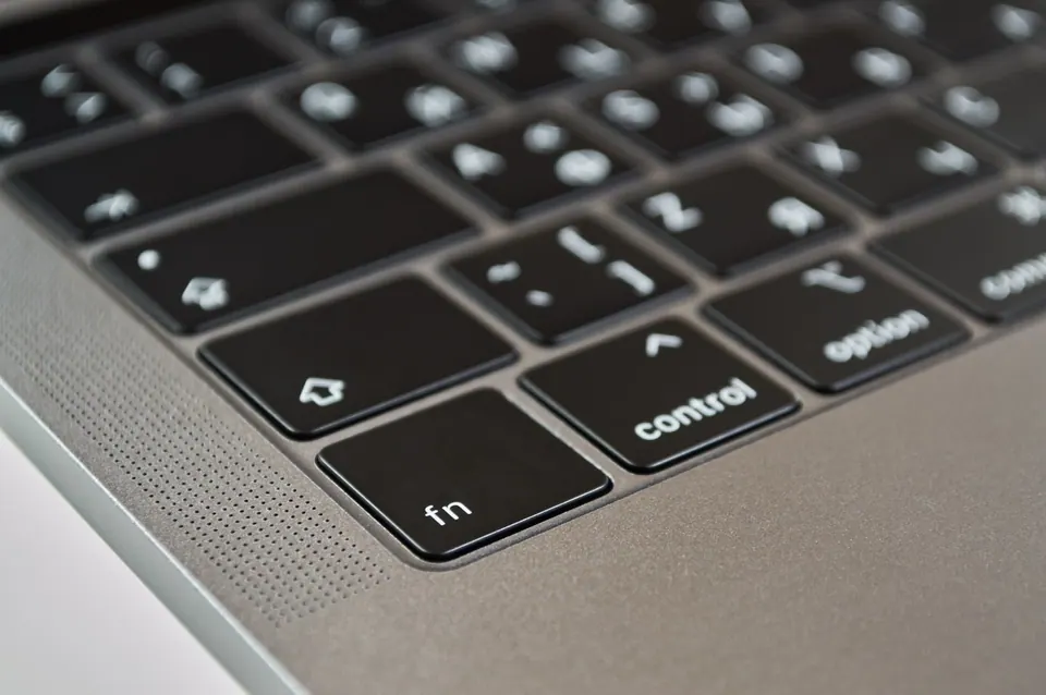 Cận cảnh bàn phím MacBook với các phím fn, control, option