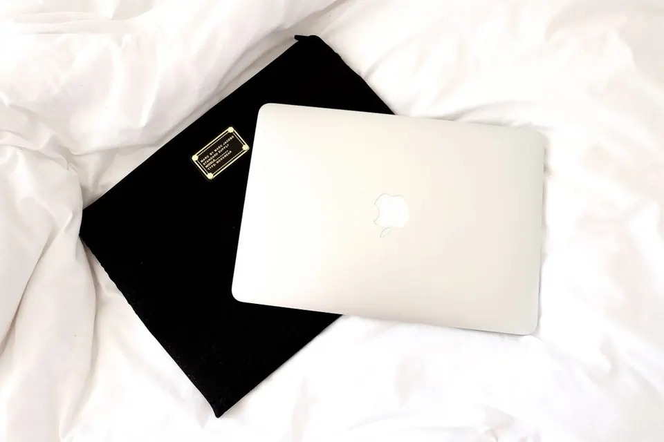MacBook Air đặt trên chăn nệm