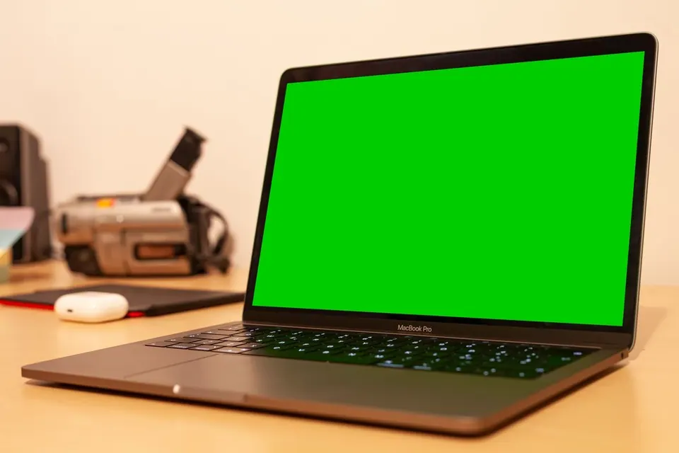 MacBook Pro hiển thị màn hình màu xanh lá đồng nhất