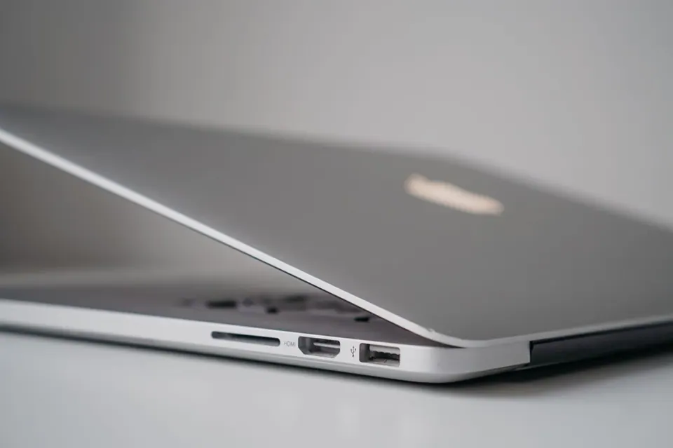 Cận cảnh cạnh bên MacBook đang gập với các cổng kết nối