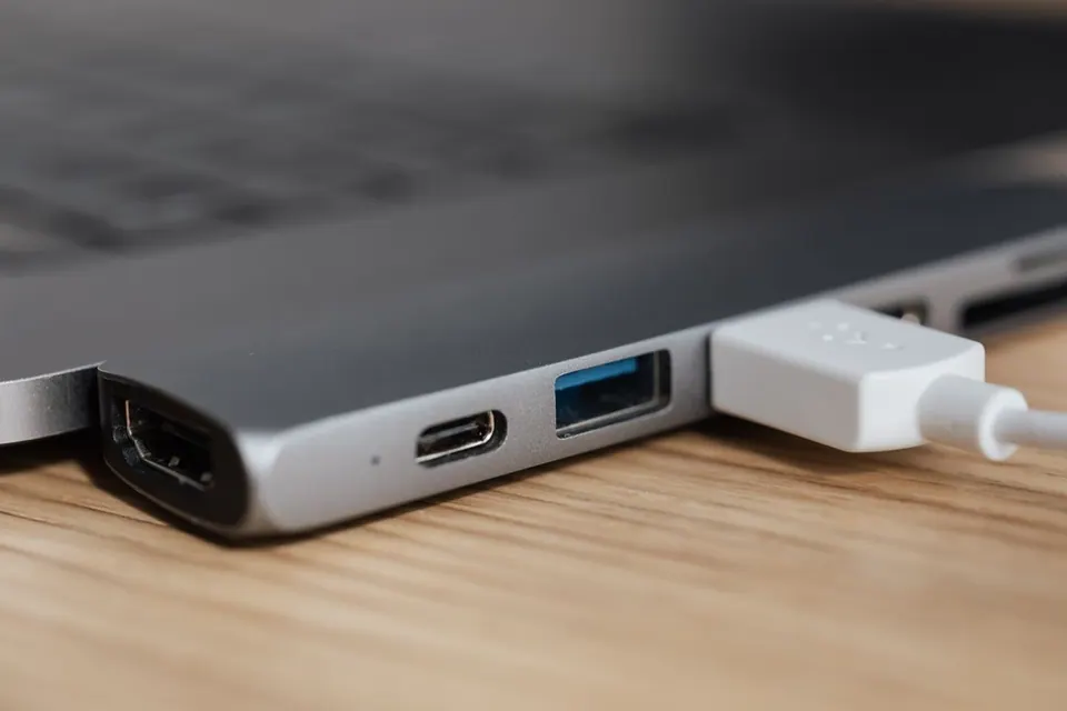 Cáp USB cắm vào hub USB-C của laptop