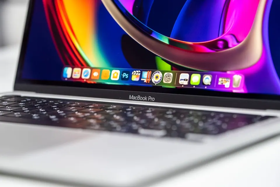 MacBook Pro mở với màn hình hiển thị màu sắc rực rỡ