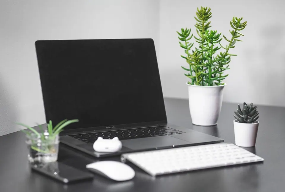 MacBook đặt trên bàn làm việc trong văn phòng
