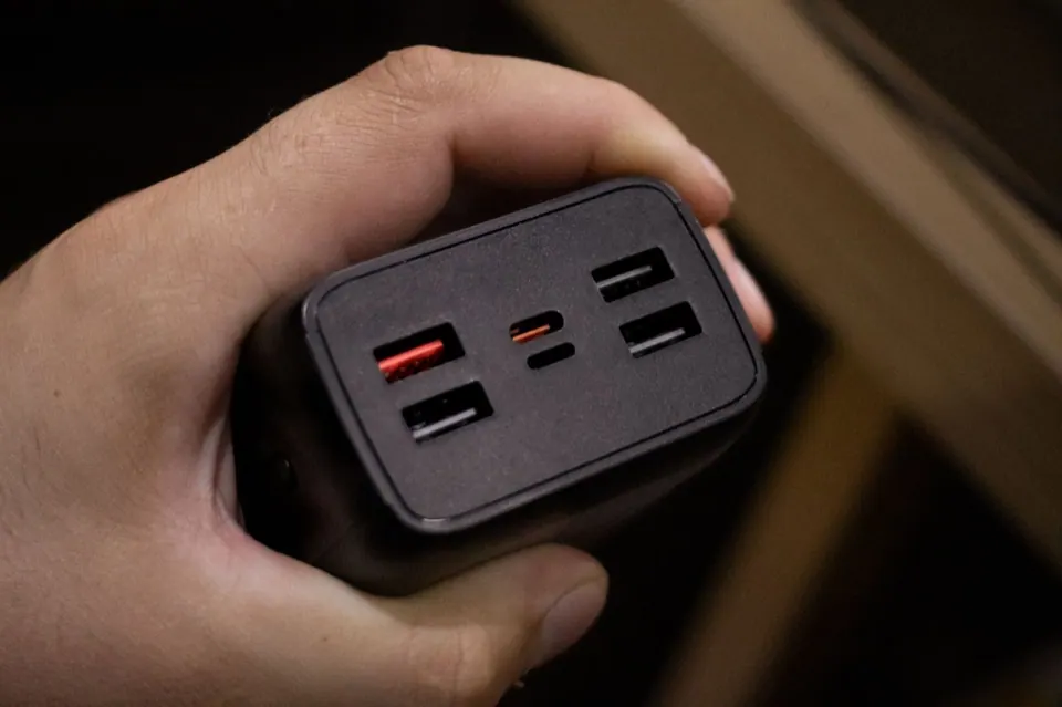 Củ sạc nhiều cổng USB-C cầm trên tay