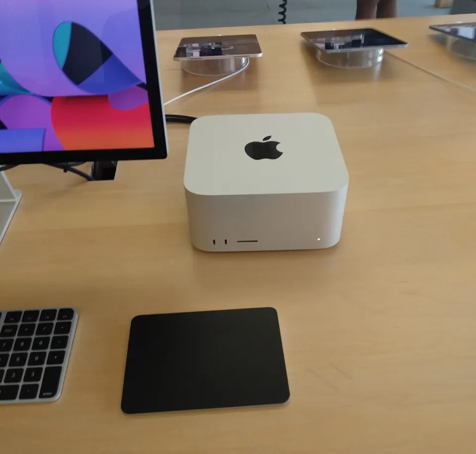 Mac Studio với Studio Display, Magic Keyboard và Magic Trackpad trưng bày tại Apple Store