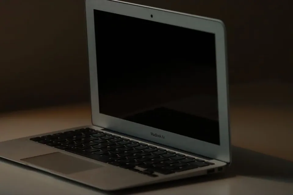 MacBook Air đặt trên bàn làm việc gọn gàng
