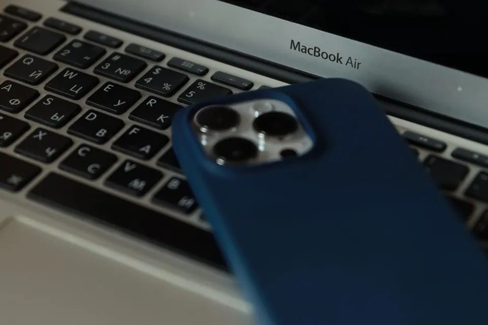 iPhone đặt trên bàn phím MacBook Air