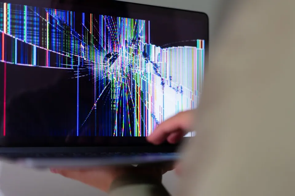 Màn hình laptop bị nứt, hiện sọc và vệt màu loang