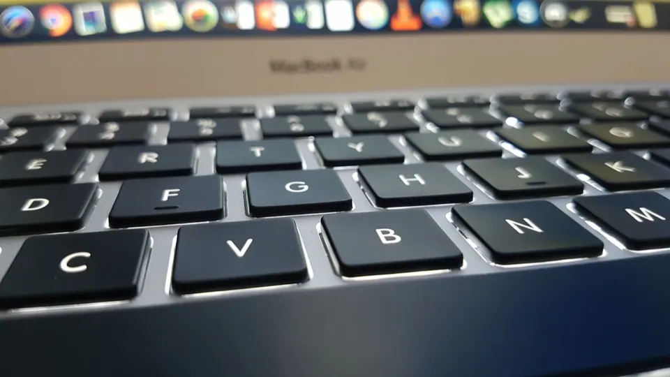 Cận cảnh bàn phím MacBook Air với các phím Control, Option, Command