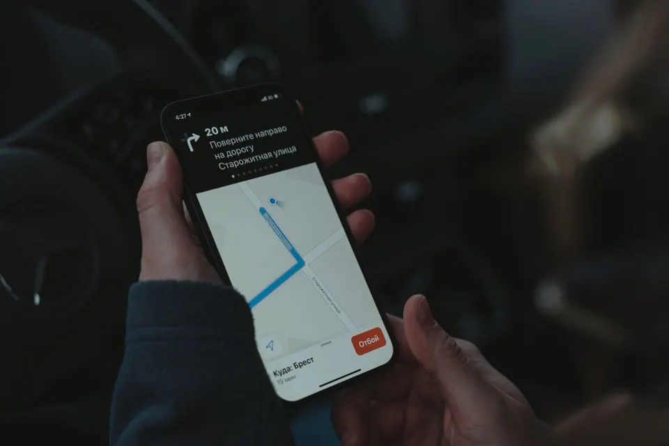 Người dùng xem bản đồ định vị trên iPhone