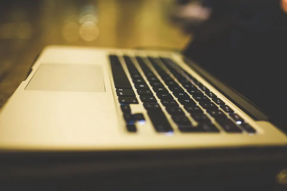 Bàn phím và trackpad MacBook nhìn cận cảnh