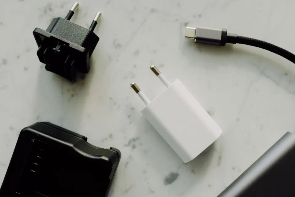 Chọn củ sạc MacBook: bao nhiêu W là đủ, cáp nào an toàn?