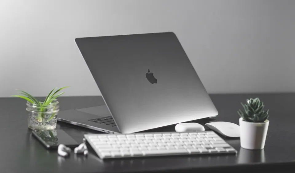 Gập màn hình MacBook mà không tắt máy: làm sao cho đúng?
