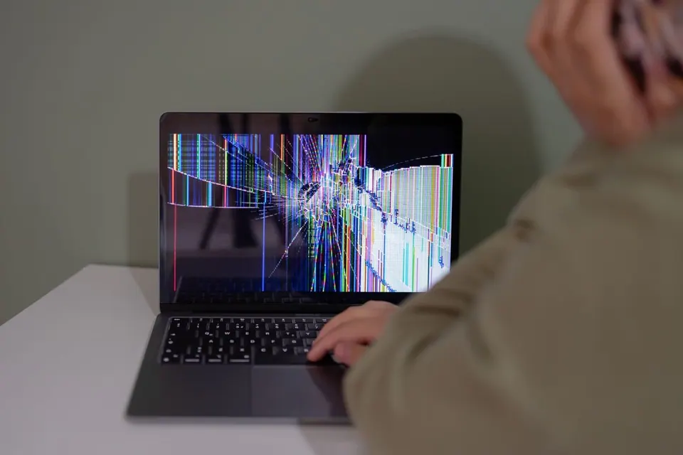 Màn hình MacBook bị sọc, nhấp nháy: lỗi gì, sửa ra sao?